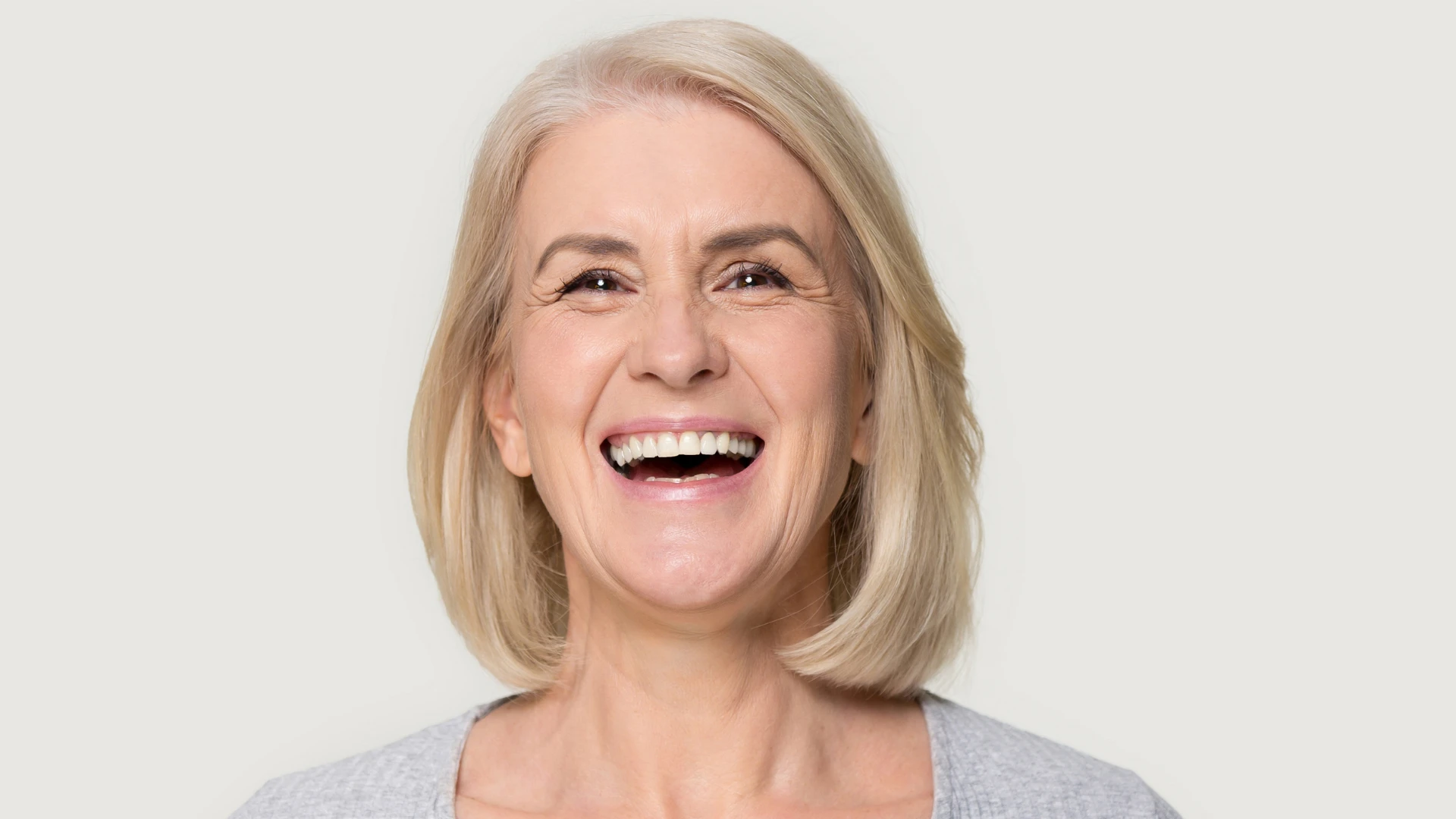 Sonrisa completa y natural en primer plano